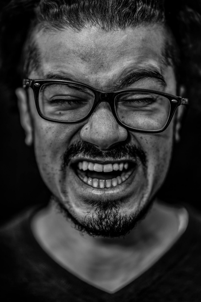 lekker lachen portret in zwart wit