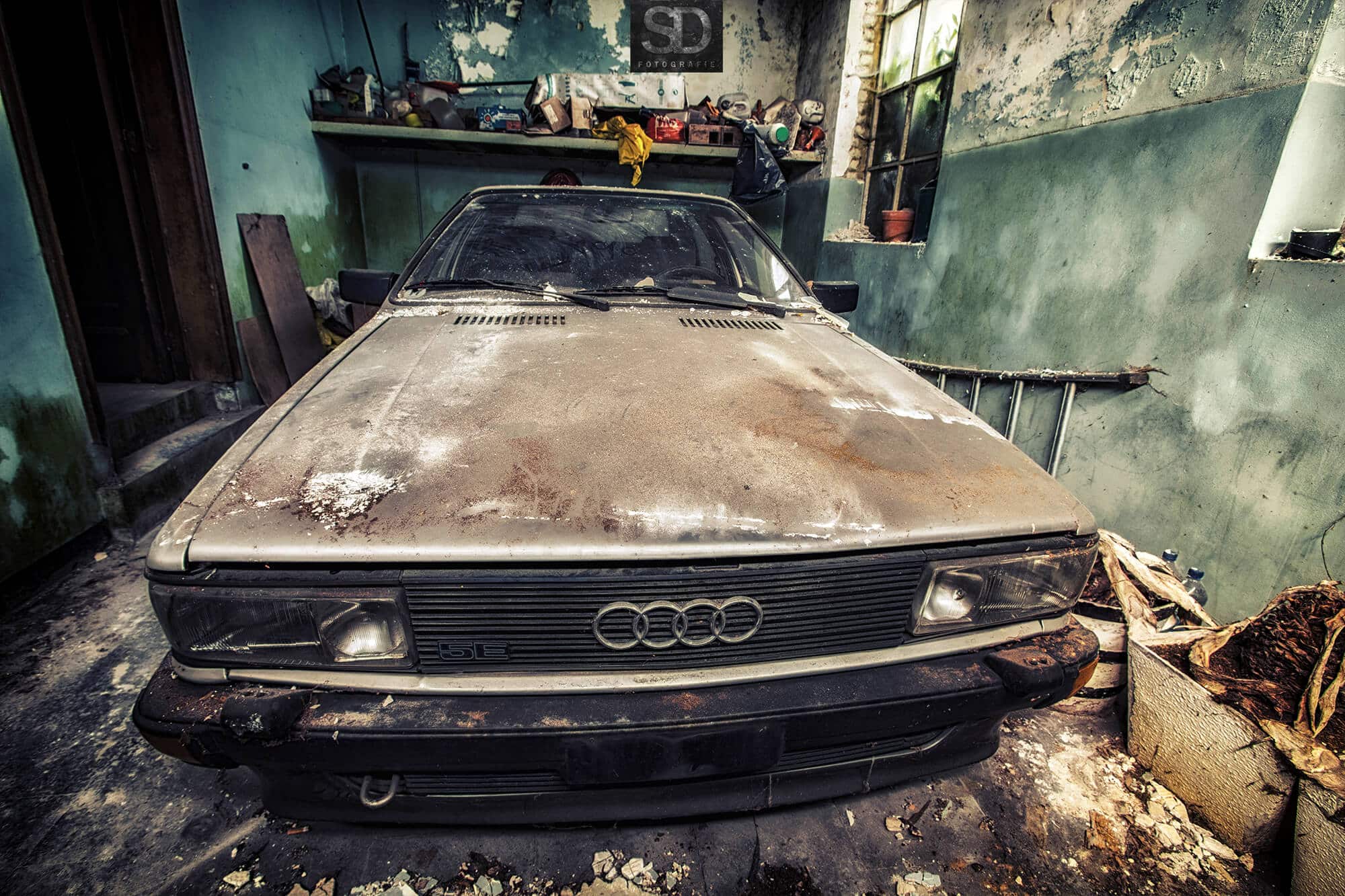 oude audi verlaten in een schuur