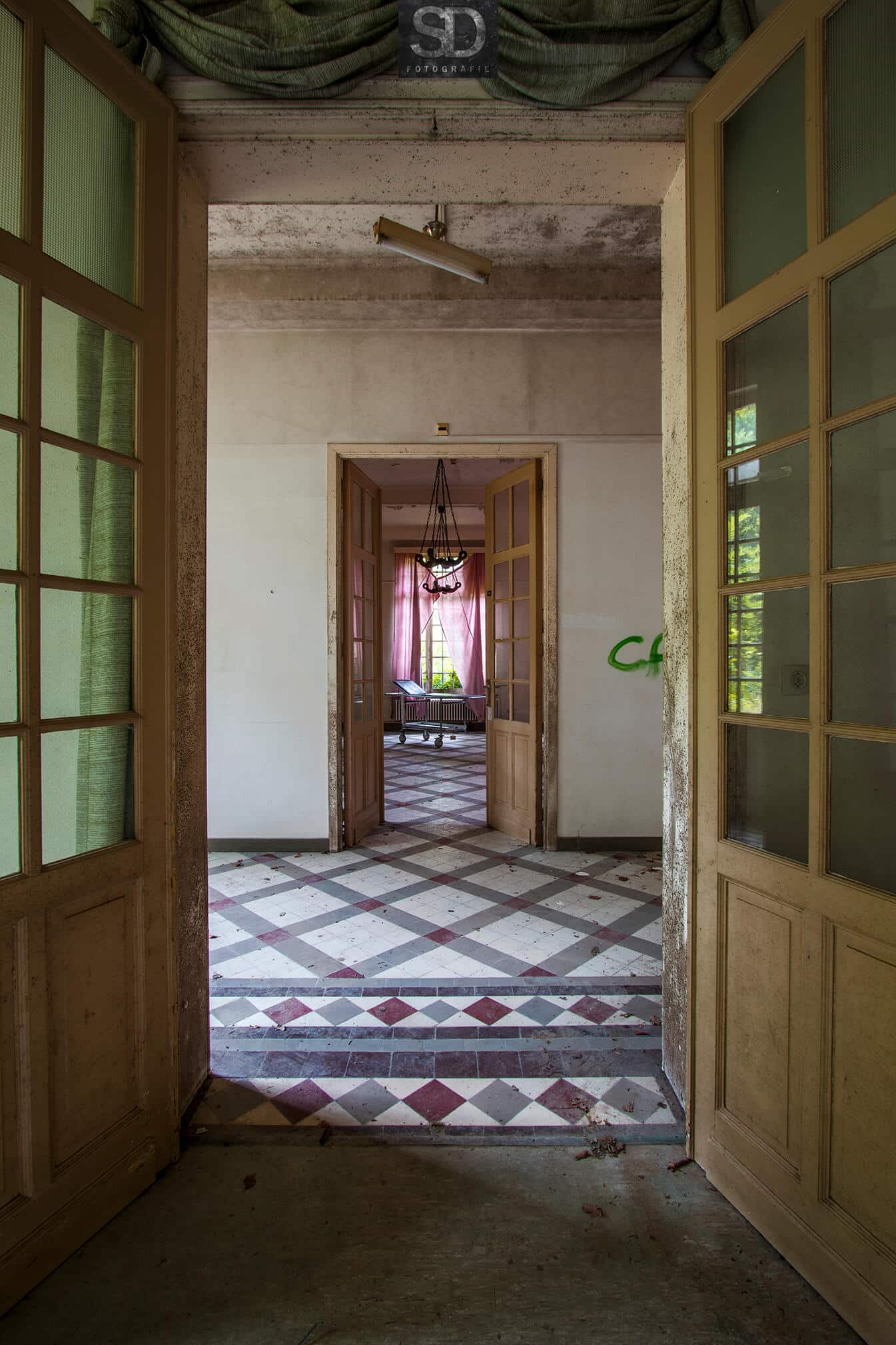 Salve mater verlaten locatie