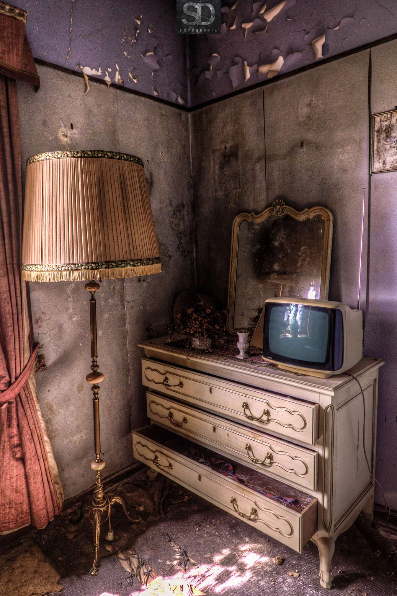 vintage slaapkamer urbex