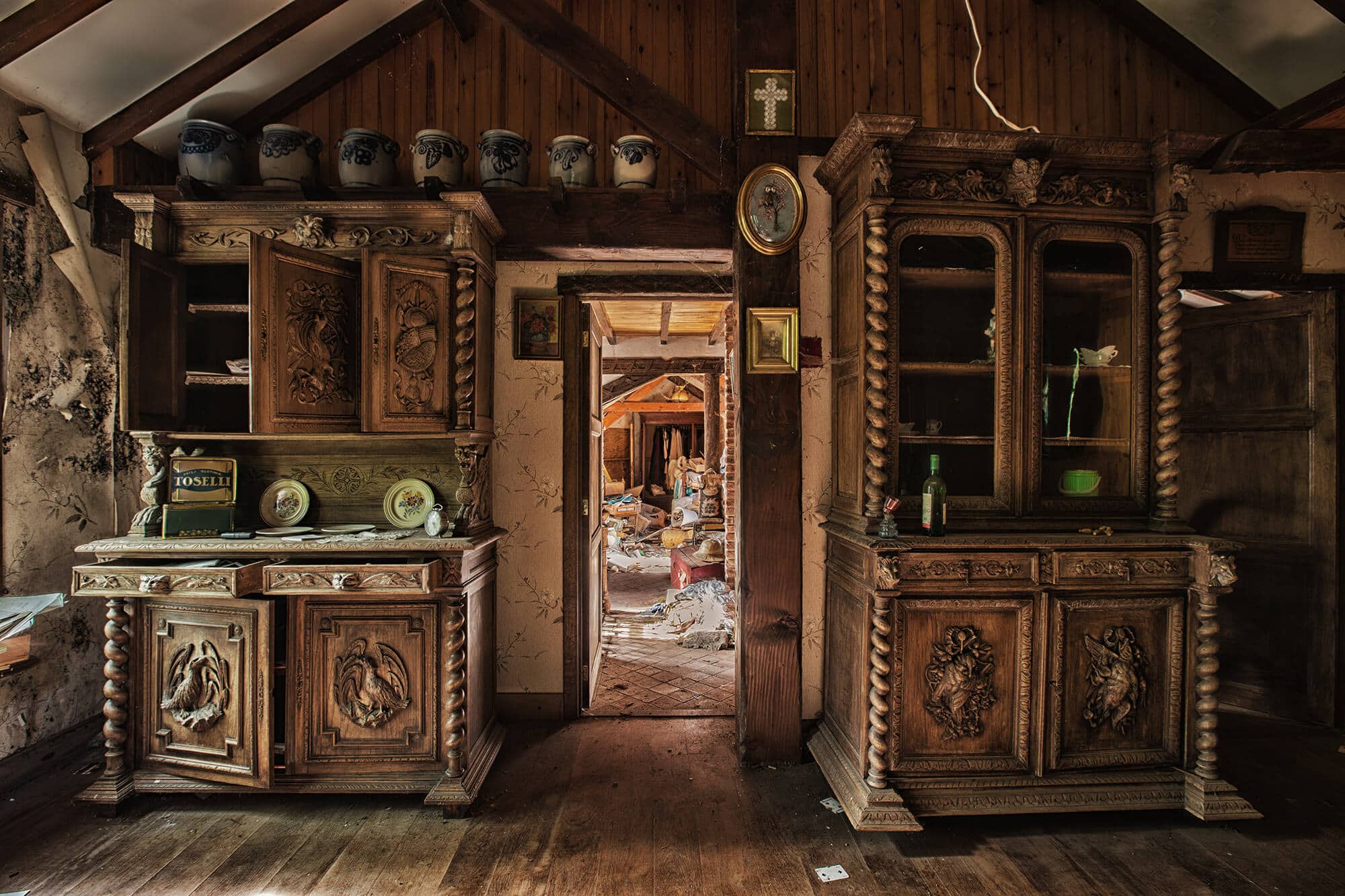 oude vintage meubels in een verlaten locatie in belgie