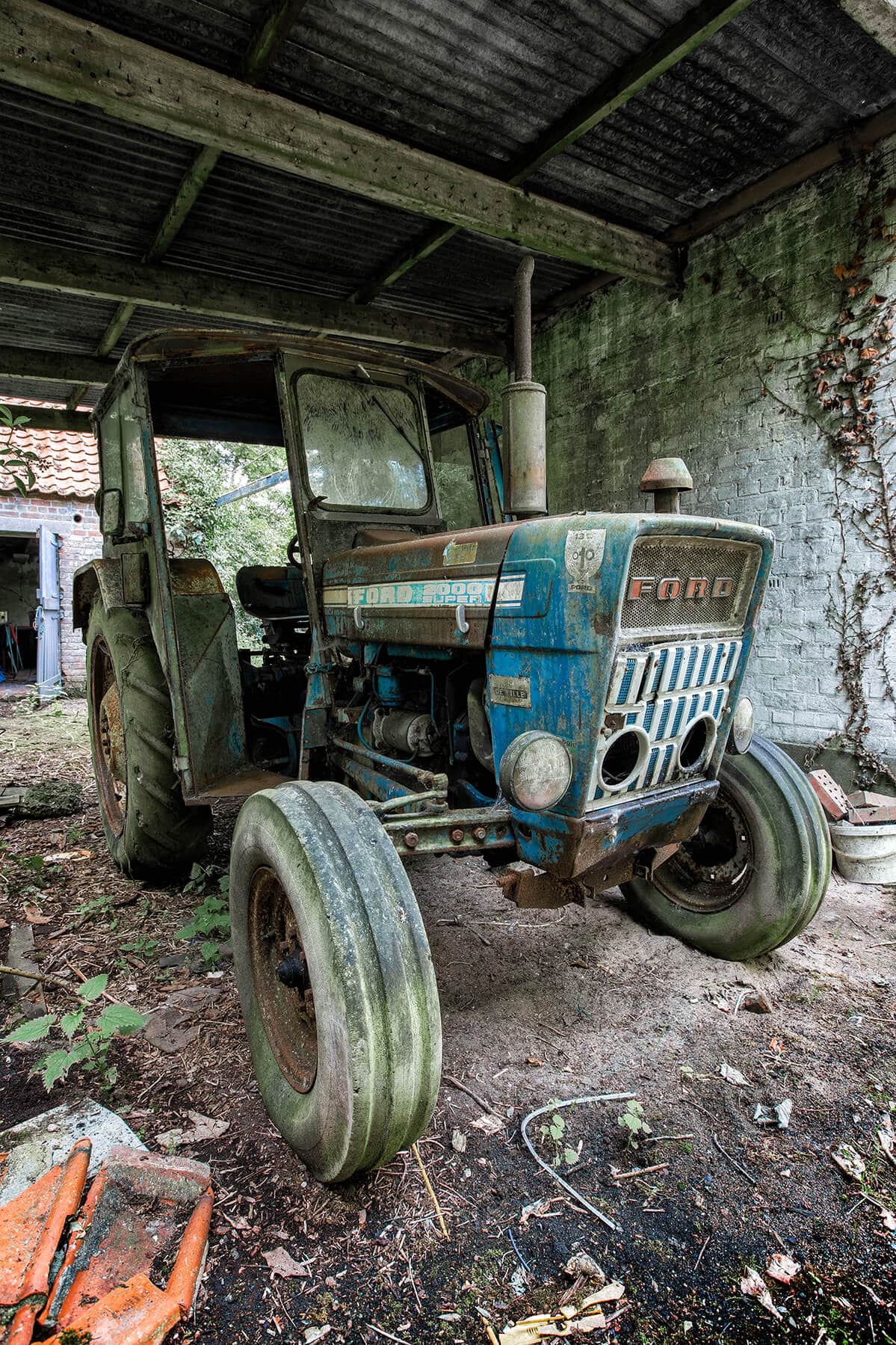 verlaten ford tractor
