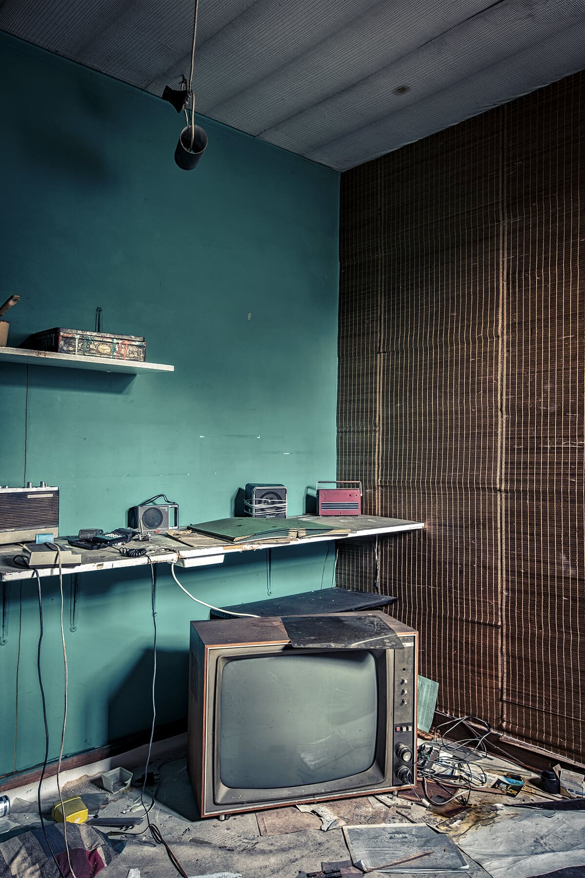 oude tv kapot in een verlaten huis