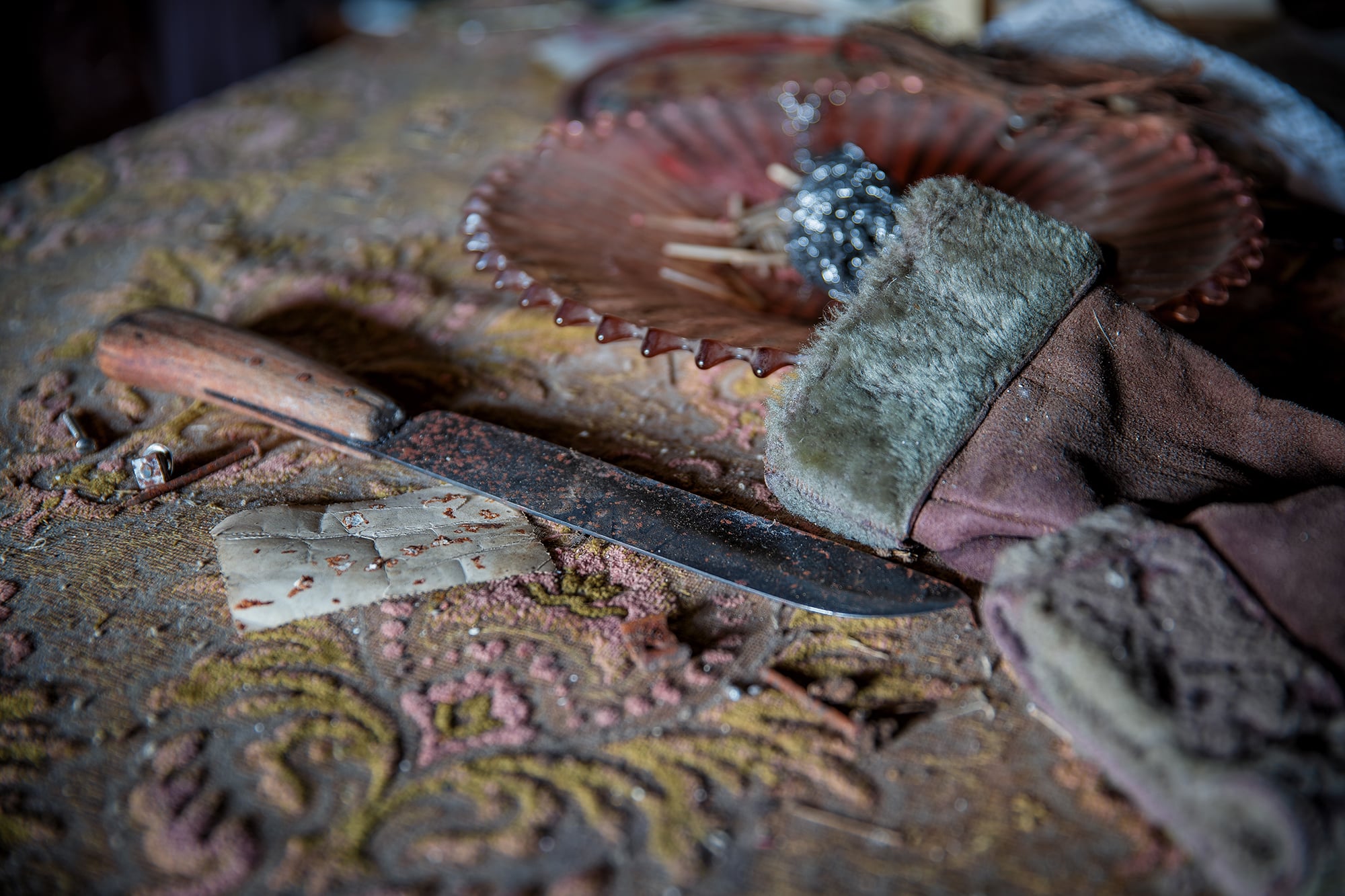 een oud mes in een verlaten urbex huis