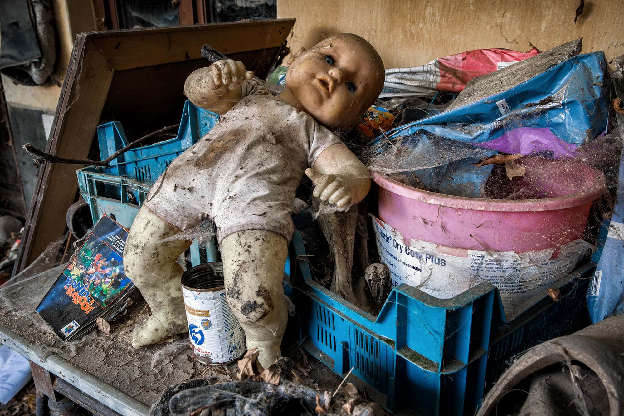 een oude pop in een verlaten boerderij in belgie