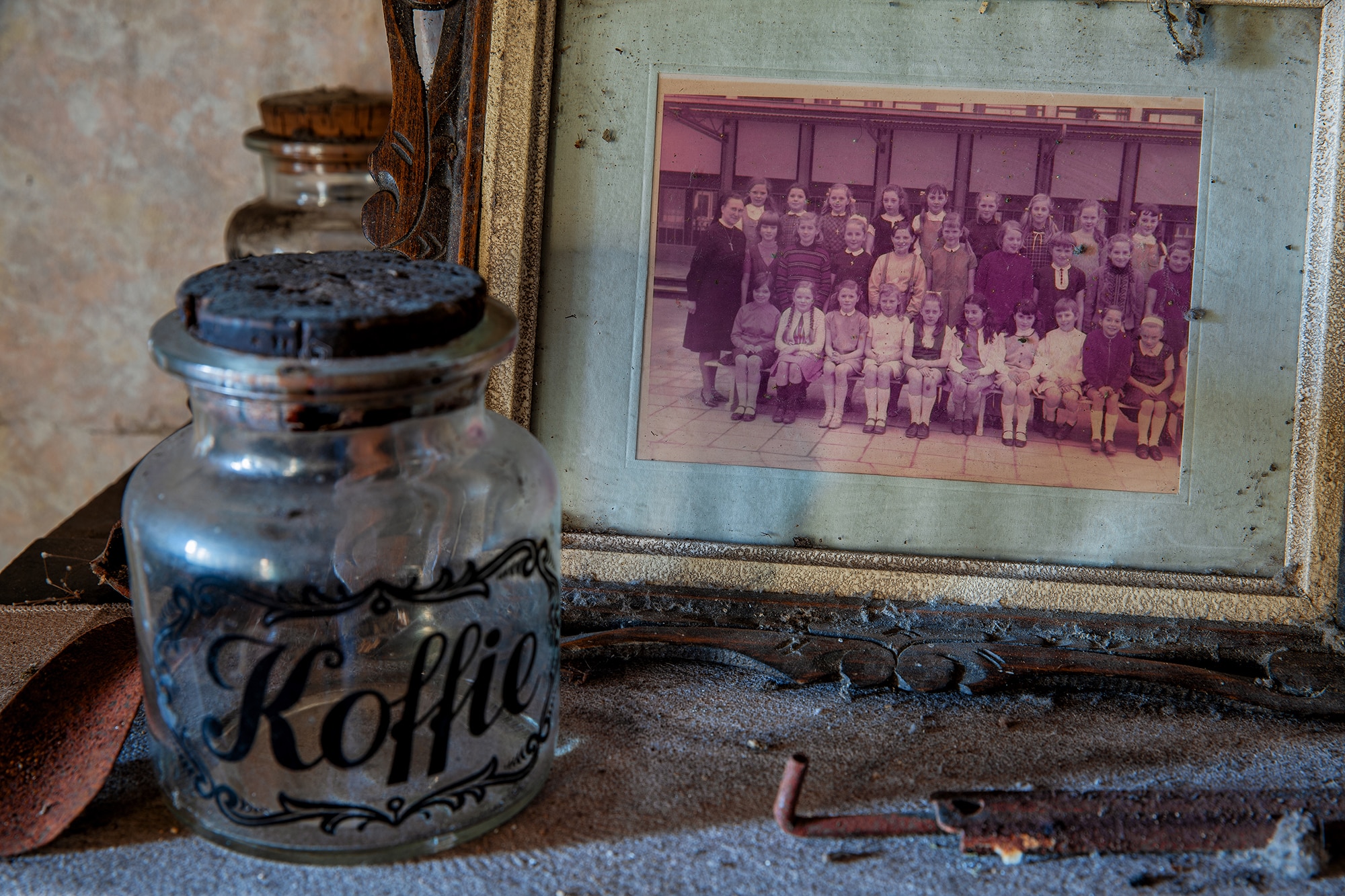 koffiepot in een urbex boerderij in belgie