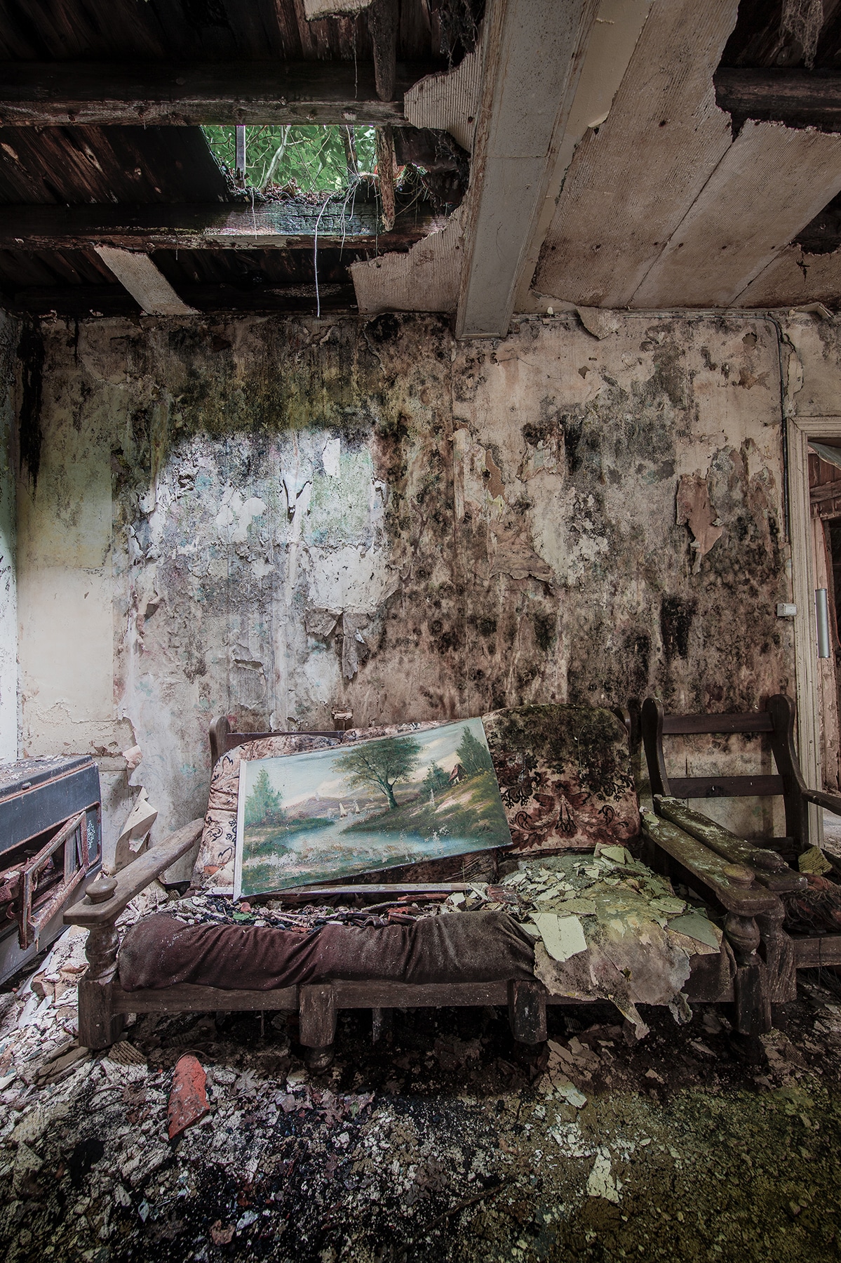 een oud en verlaten huis met schilderij