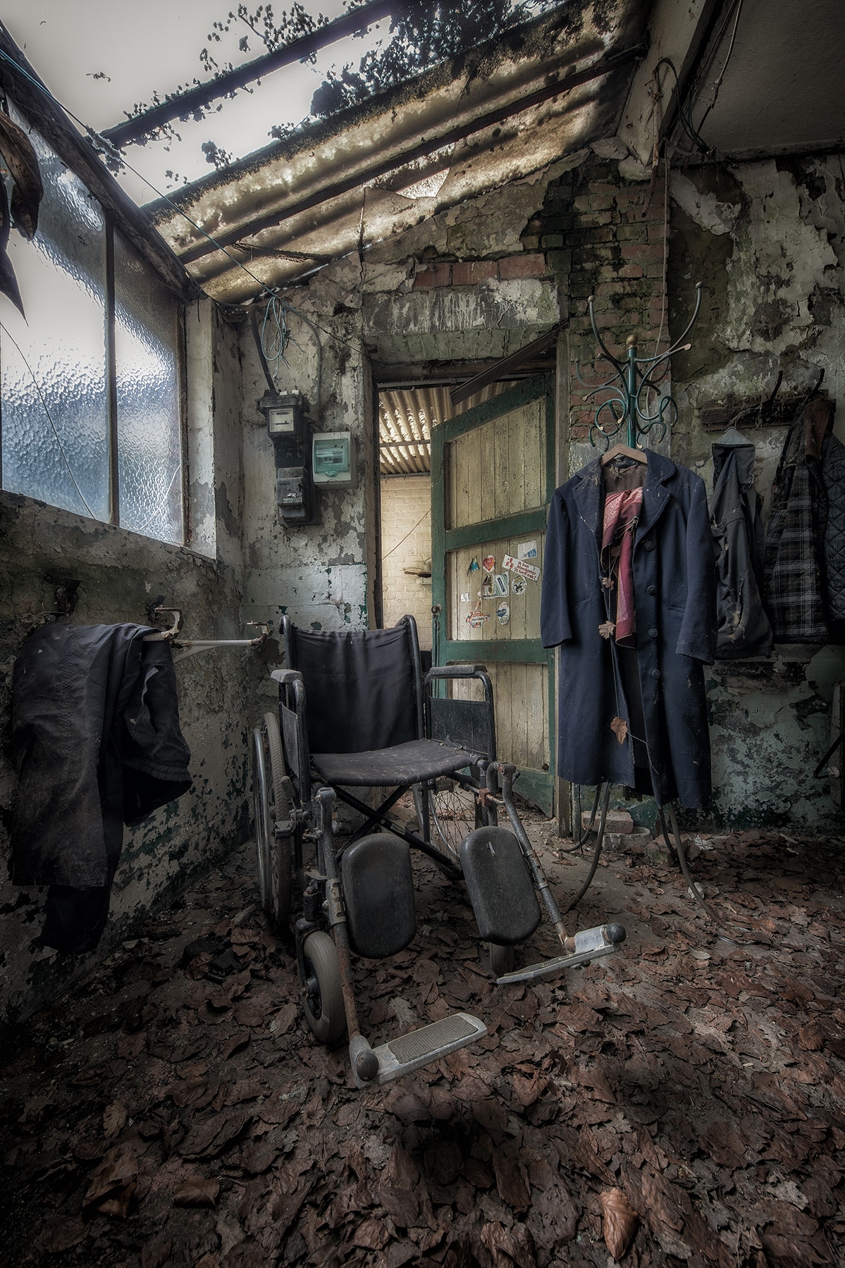 een verlaten rolstoel en jas